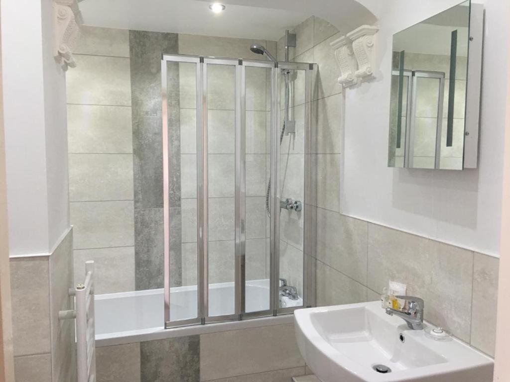 Grosvenor Hotel Ръгби Екстериор снимка